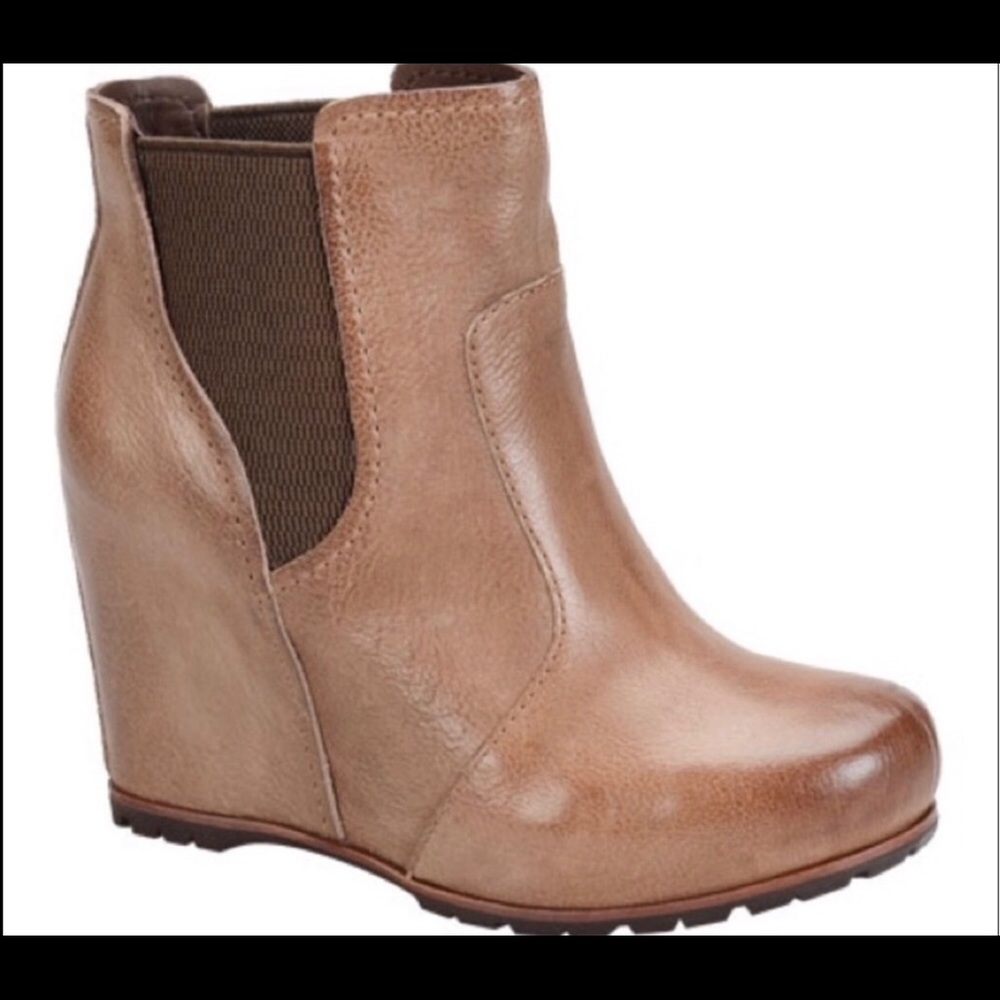 Kork-ease platform boots. Size 7